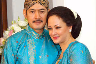 Halimah Agustina (kanan) mantan istri Bambang Trihatmodjo.<br> Foto: Arsipberita.com