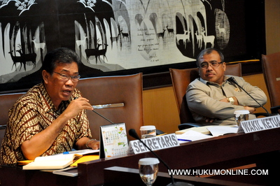 Achmad Ubbe (kiri), peneliti hukum di Tim seleksi KPK. Foto: SGP