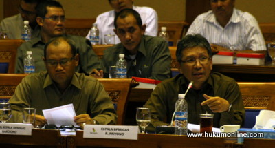 Kepala BP Migas R Priyono (kanan) dalam rapat dengar pendapat<br> dengan Komisi XI DPR. Foto: SGP
