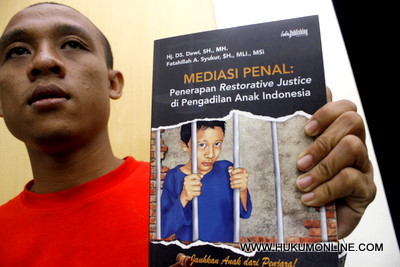 Buku yang memuat regulasi penanganan anak yang berhadapan<br> dengan hukum. Foto: SGP 