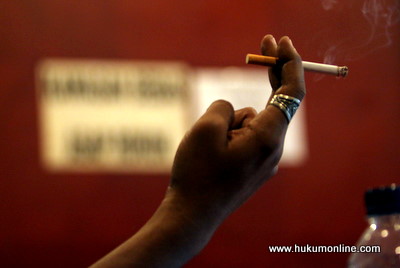 Perokok uji UU kesehatan di Gedung MK Jakarta. Foto: SGP
 