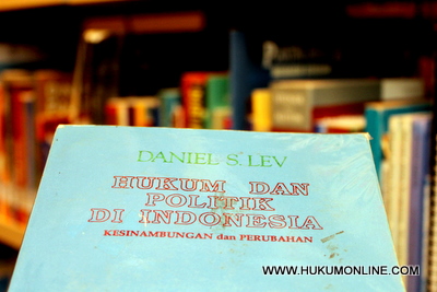Daniel S Lev. Dalam bukunya â€œHukum dan Politik di Indonesia