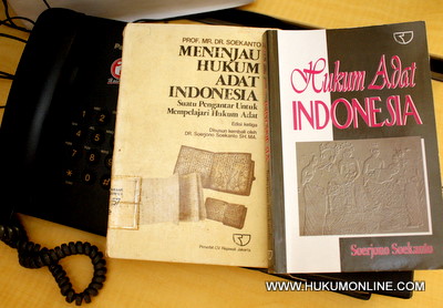 Buku â€˜Hukum Adat Indonesiaâ€™ buah pemikiran Soerjono Soekanto. Foto: SGP