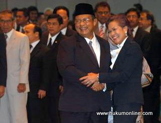 Gubernur BI Darmin Nasution (kiri) tegaskan BI kaji pembatasan kepemilikan asing di bank indonesia. Foto: SGP