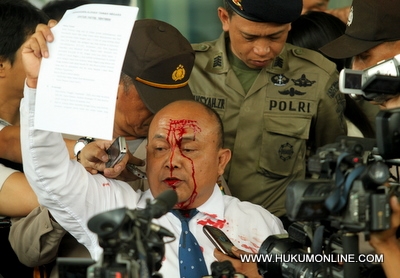 Arifin Mardiyanto nekat menyayat dahi karena kecewa terhadap pemberantasan korupsi. Foto: Sgp