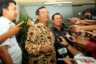Ketua MK Mahfud MD (kanan) bersama Kabareskrim Suparman (kiri) usai bersaksi untuk zainal. Foto: SGP 