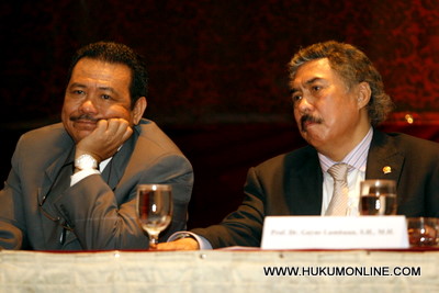 Ketua Peradi Otto Hasibuan (kiri) khawatirkan kemandirian profesi Advokat yang terancam. Foto: SGP 