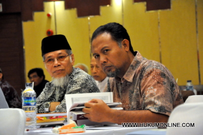 Abdullah Hehamahua (kiri) dan Bambang Widjajanto (kanan) beradu ide melalui tes makalah di DPR. Foto: Sgp