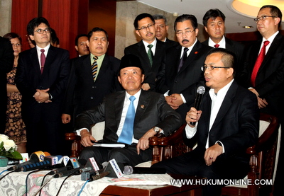 Menkum HAM Amir Syamsuddin dan Wakil Menteri Denny Indrayana tegaskan belum pernah saya setujui pembebasan bersyarat kecuali Agus Tjondro. Foto: SGP