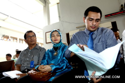 Istri Almarhum Irzen Okta bersama dengan tim pengacaranya di PN Selatan. Foto: SGP