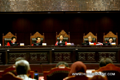 Sidang Majelis Hakim MK dalam pengujian Pasal 244 KUHAP. Foto: SGP