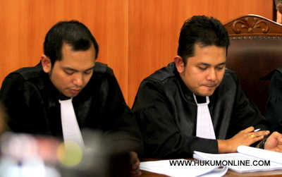 Penuntut umum Arya Wicasana (kiri) kasus paranormal pencuri harta pasien. Foto: SGP