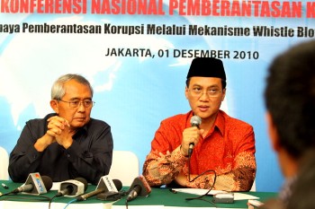 Wakil Ketua KPK M Jasin (berkopiah) disebut dalam SP2HP menjadi tersangka kasus pencemaran nama baik. Foto: Sgp