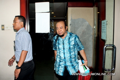 Syarifuddin (kanan) ketika masih dalam proses peradilan di Pengadilan Tipikor. Foto: HOL