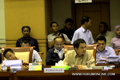 Wakil Ketua Komisi III Aziz Syamsuddin (kanan) putuskan tunda uji Kelayakan dan Kepatutan calon pimpinan KPK. Foto: SGP