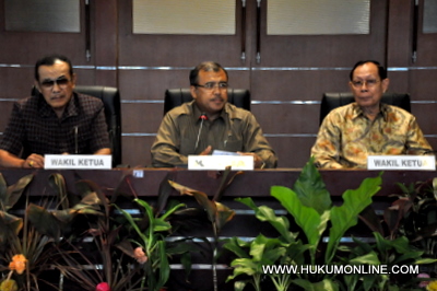 Mantan Menteri Hukum dan HAM Patrialis Akbar (tengah) sebagai Ketua Pansel Calon Pimpinan KPK. Foto: SGP