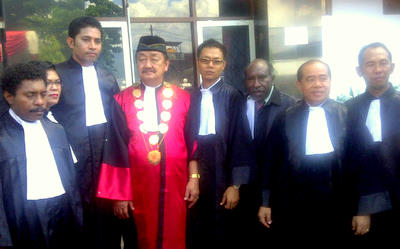 Ketua PT Ambon (toga merah) berfoto bersama sejumlah advokat KAI yang diangkat sumpahnya. Foto: Istimewa