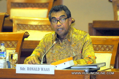 Calon Deputi Gubernur Bank Indonesia (BI), Ronald Waas berharap ada koordinasi jelang terbentuknya OJK. Foto: SGP