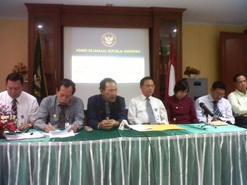 Komisi Kejaksaan saat menyampaikan laporan akhir tahun 2011 di Jakarta. Foto: Nov