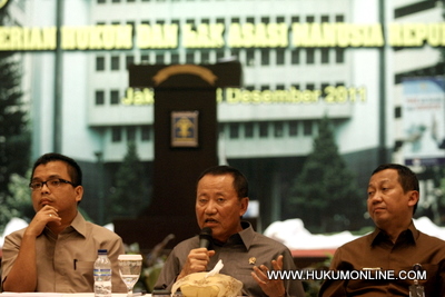 Menteri Hukum dan HAM Amir Syamsuddin (tengah) saat refleksi akhir tahun 2011 Kemenkumham. Foto: SGP