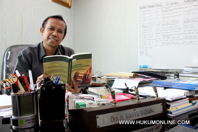 Dirjen Badilag Wahyu Widiana, Awards untuk Pengadilan Agama terbaik. Foto: SGP