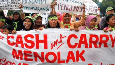 Tak sedikit rayuan pegawai Pemda Sidoarjo atau PT Minarak Lapindo Jaya untuk bantu hak sulastri dengan pamrih. Foto: matanews.com