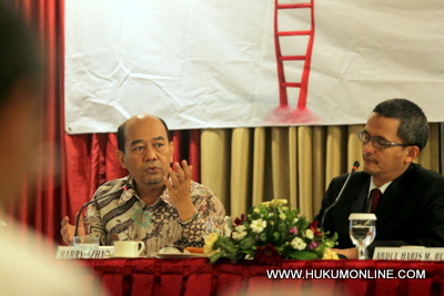 Anggota Komisi XI DPR, Harry Azhar Azis (kiri) berbicara dalam seminar yang digagas hukumonline dan HKPM. Foto: SGP