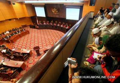 Majelis hakim MK gelar sidang perdana pengujian UU bendera. Foto: SGP
