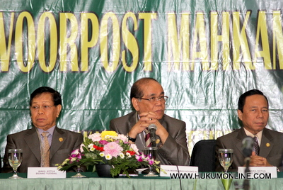 Pengganti Harifin A Tumpa (tengah) dapat membina hubungan lebih baik dengan KY. Foto: SGP