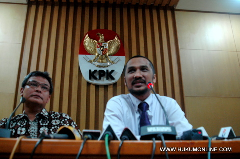 Ketua KPK Abraham Samad (kanan) tetapkan Miranda Goeltom sebagai tersangka. Foto: SGP