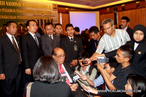 Ketua MA Harifin A Tumpa (tengah) saat berikan keterangan pada wartawan. Foto: SGP