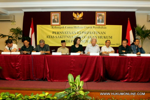Sejumlah tokoh senior hukum yang tergabung dalam Forum Lintas Hukum untuk Perubahan. Foto: Sgp