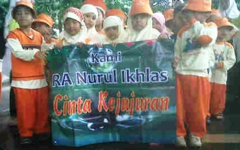 Siswa-siswi TK berbaris di depan Gedung KPK. Foto: Fat