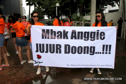 Demo Anggelina Sondakh di KPK. Foto: SGP