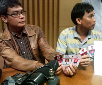 Juru Bicara KPK Johan Budi SP (kiri) menunjukkan bukti ID petugas KPK gadungan. Foto: Fat