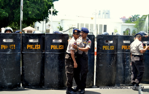Anggota Polri yang menjaga aksi unjuk rasa di depan Istana Merdeka. Foto: Sgp