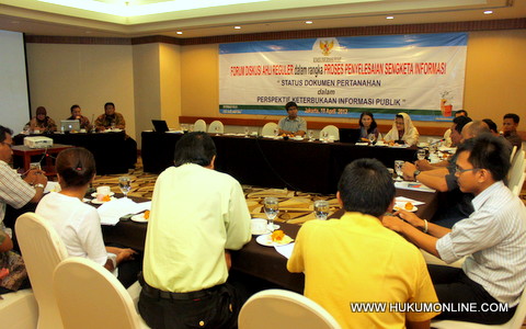 Suasana forum diskusi proses penyelesain sengketa informasi tentang status dokumen pertanahan. Foto: Sgp