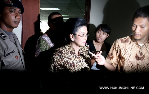 Mantan Menteri Kesehatan Siti Fadilah Supari usai bersaksi di pengadilan tipikor. Foto: Sgp