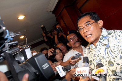 Mantan Dirut PLN Eddie Widiono Suwondho saat berikan keterangan kepada wartawan. Foto: Sgp 