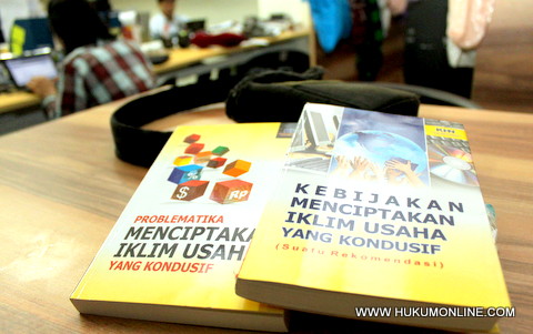 Dua buku terbitan KHN tentang Persaingan Usaha. Foto: Sgp 
