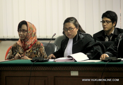 Terdakwa Nunun Nurbaetie (kiri) bersama penasehat hukum disidang pengadilan Tipikor Jakarta. Foto: Sgp