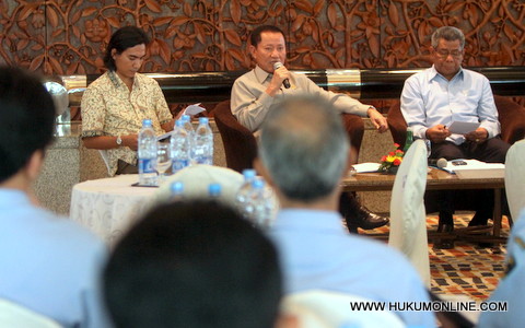 Menteri Hukum dan HAM Amir Syamsudin (tengah) dan Kepala BPHN Wicipto Setiadi (kanan). Foto: Sgp 