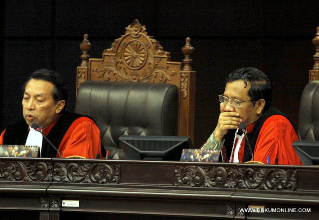 Ketua Majelis Hakim MK Moh. Mahfud MD (kanan). Foto: Sgp