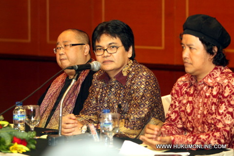 Dirjen HKI Ahmad Ramli (tengah) saat jumpa pers bersama Andrea Hirata (kanan) dan Jaya Suprana (kiri). Foto: Sgp