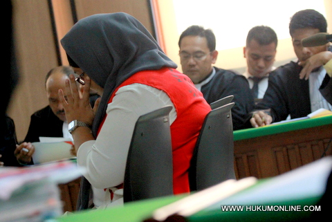 Terdakwa Afriyani Susanti tertunduk dikursi terdakwa ruang sidang PN Jakarta Pusat. Foto: Sgp
