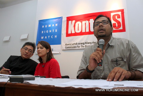 Haris Azhar (kanan) Koordinator Komisi Nasional untuk Orang Hilang dan Tindak Kekerasan. Foto: Sgp  