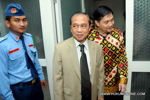 Wakil Ketua KPK Busyro Muqoddas (tengah). Foto: Sgp