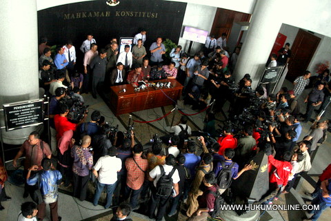 Konperensi pers usai sidang MK terkait posisi jabatan Wamen di gedung MK. Foto: Sgp