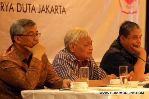 M Akil Mochtar, Laica Marzuki, dan Nudirman Munir dalam acara diskusi IKADIN. Foto: Sgp 