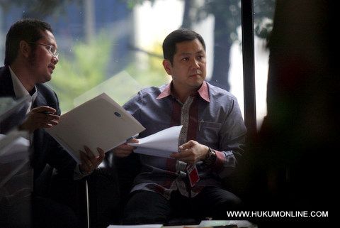 Hary Tanoesoedibjo (kanan), CEO Media Nusantara Citra (MNC) Group diruang tunggu KPK. Foto: Sgp